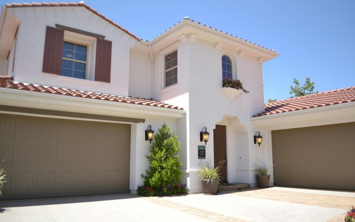 Façade d'une maison avec garage