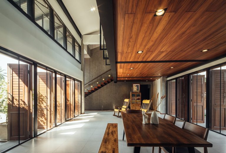 Une salle à manger moderne avec de grandes fenêtres