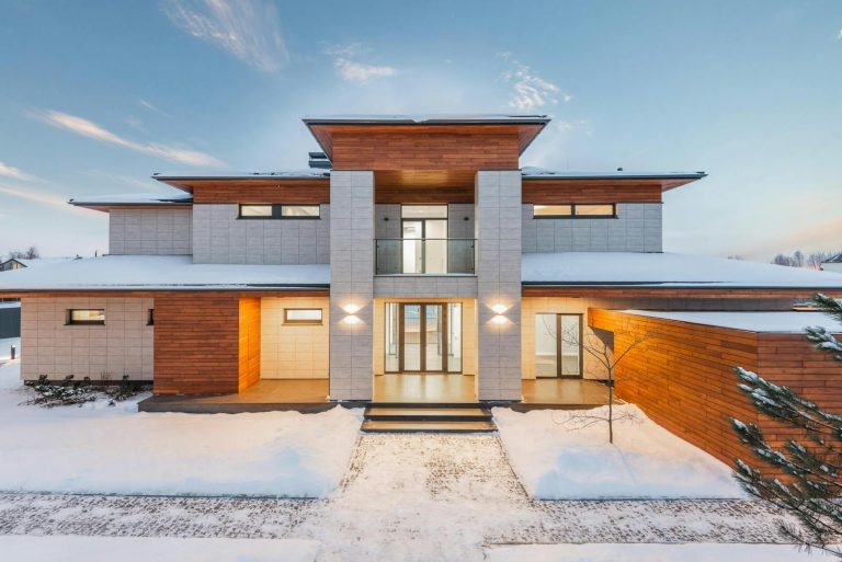 Maison avec architecture contemporaine et neige