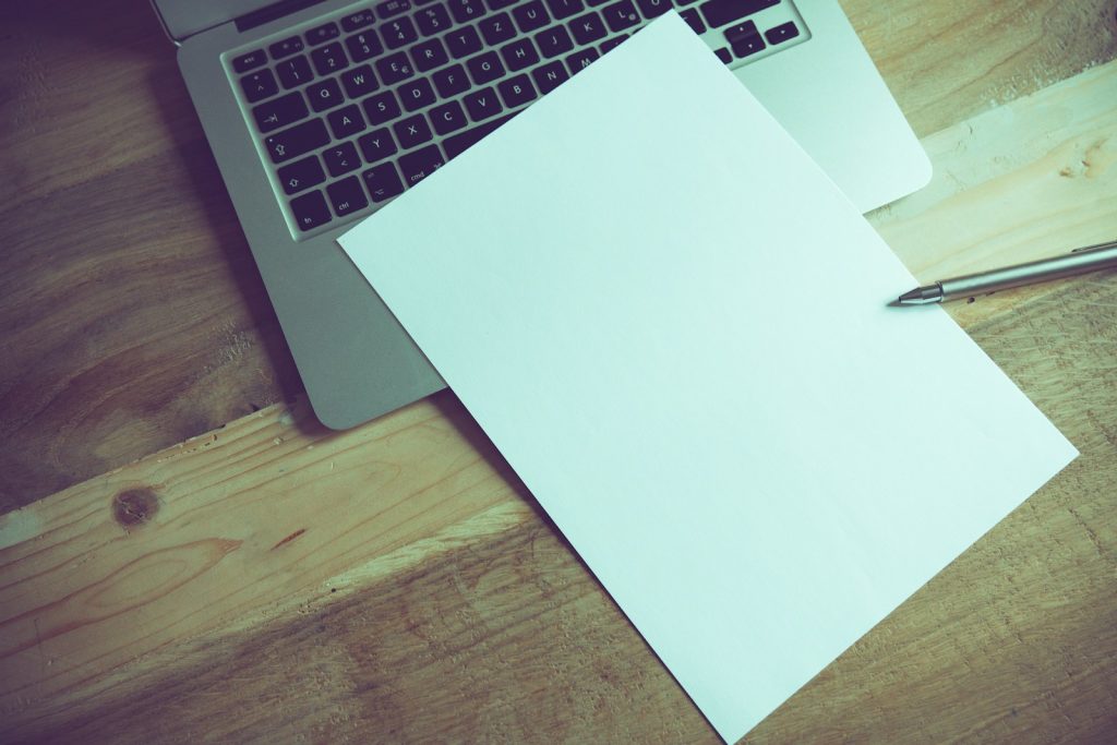 Ordinateur portable et feuille blanche
