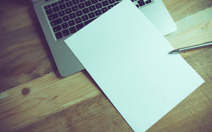 Ordinateur portable et feuille blanche