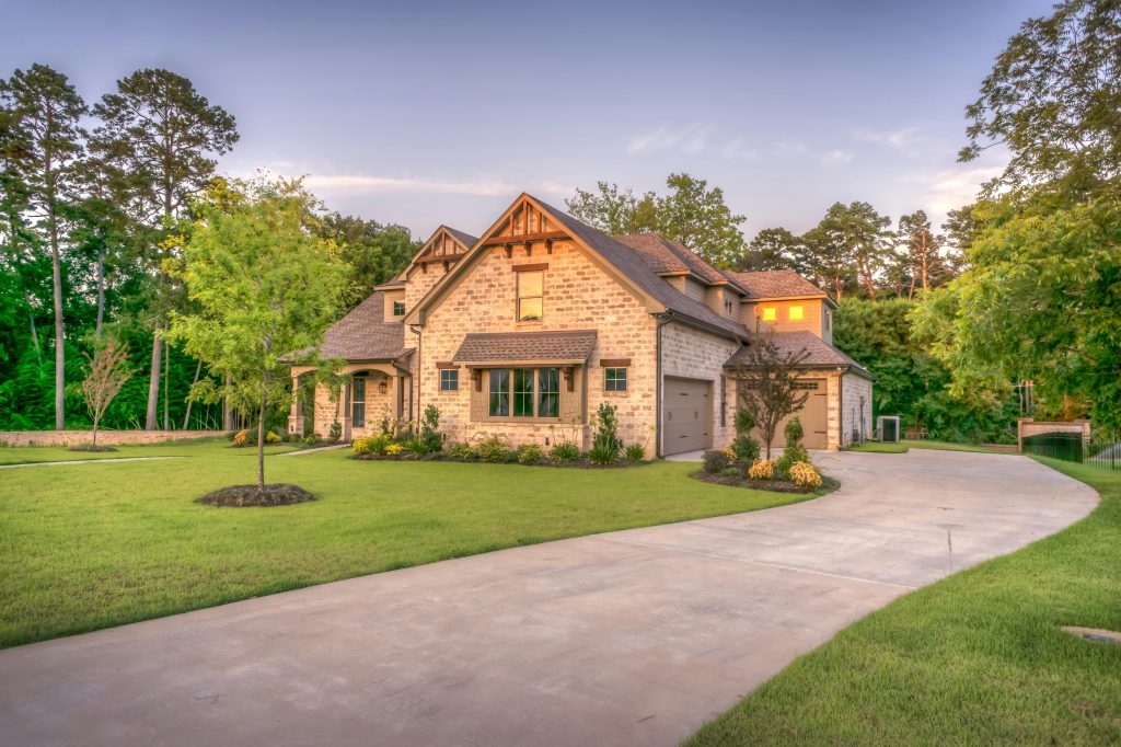 Maison avec jardin et allée