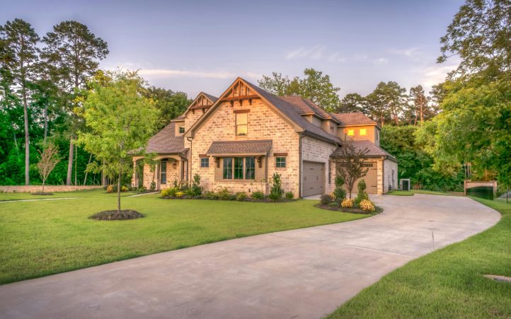 Maison avec jardin et allée