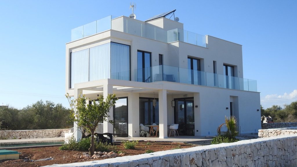 Une maison moderne avec balcons en verre