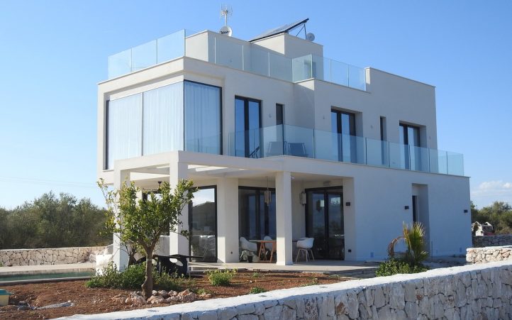 Une maison moderne avec balcons en verre