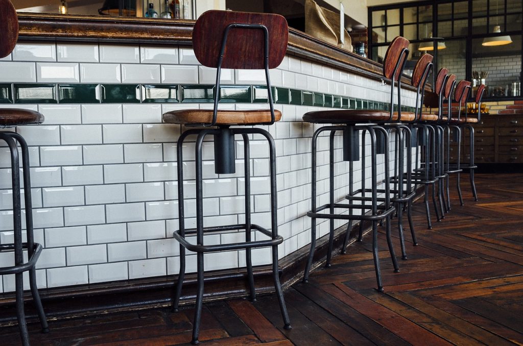Chaises de bar autour d'un comptoir