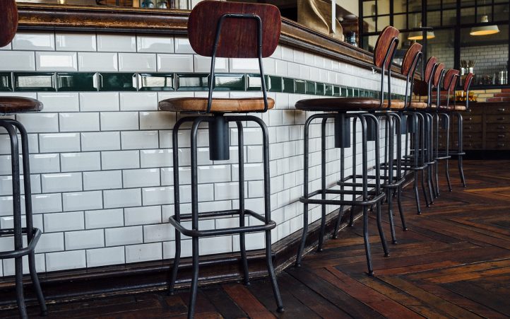 Chaises de bar autour d'un comptoir