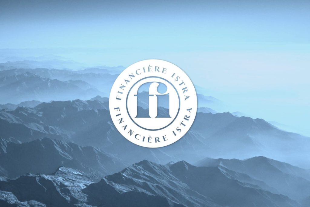 Vue de montagnes avec un logo au centre