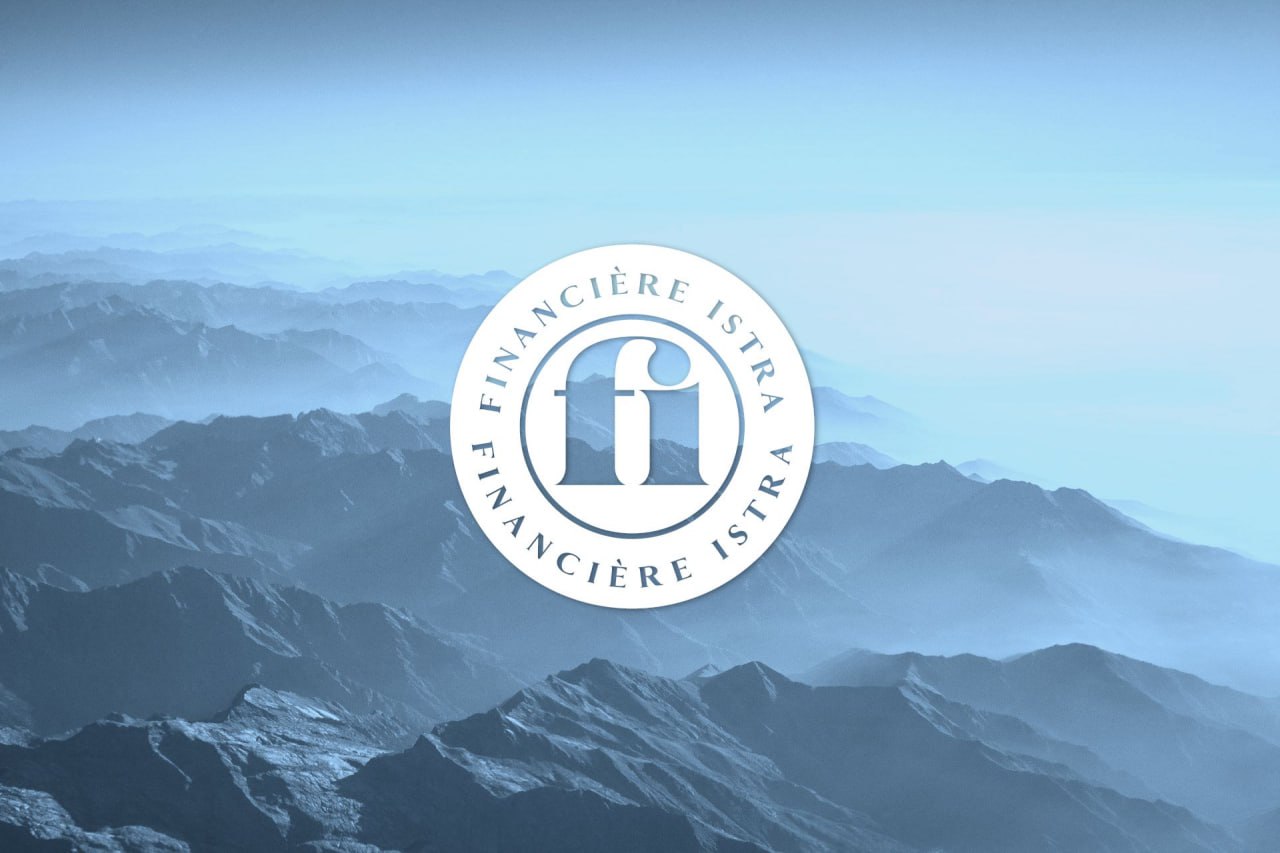 Vue de montagnes avec un logo au centre