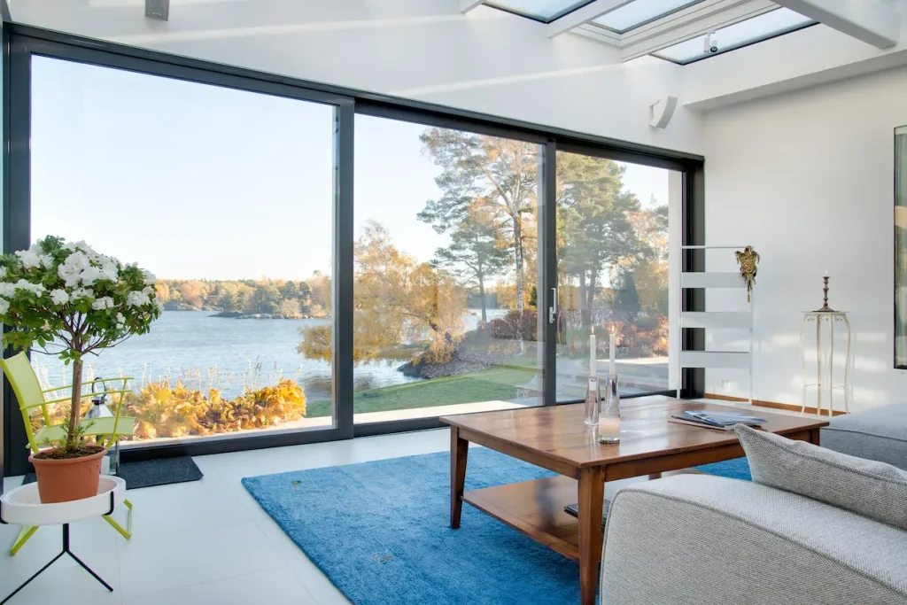 Salon moderne avec vue sur le lac