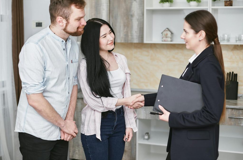 couple qui font estimer leurs maison 